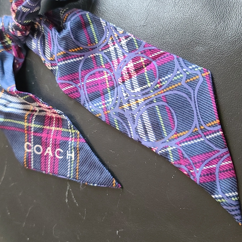 Sweet small Coach tie scarf - Picture 3 of 3